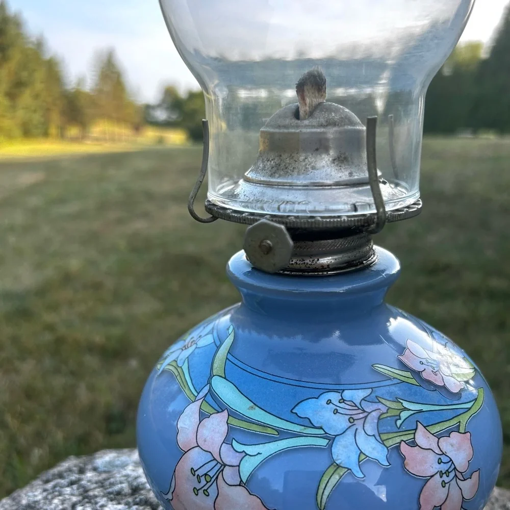 Vintage 1980 Kaadan Limited Blue Day Lily Flower Oil Parafin Lamp w/ Glass Globe